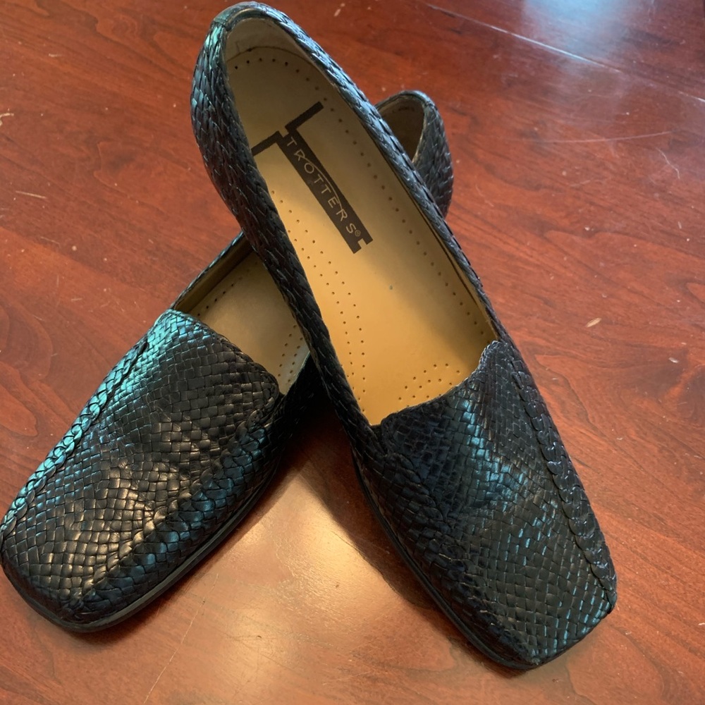 Trotters Women’s Black Woven Leather Loafers
